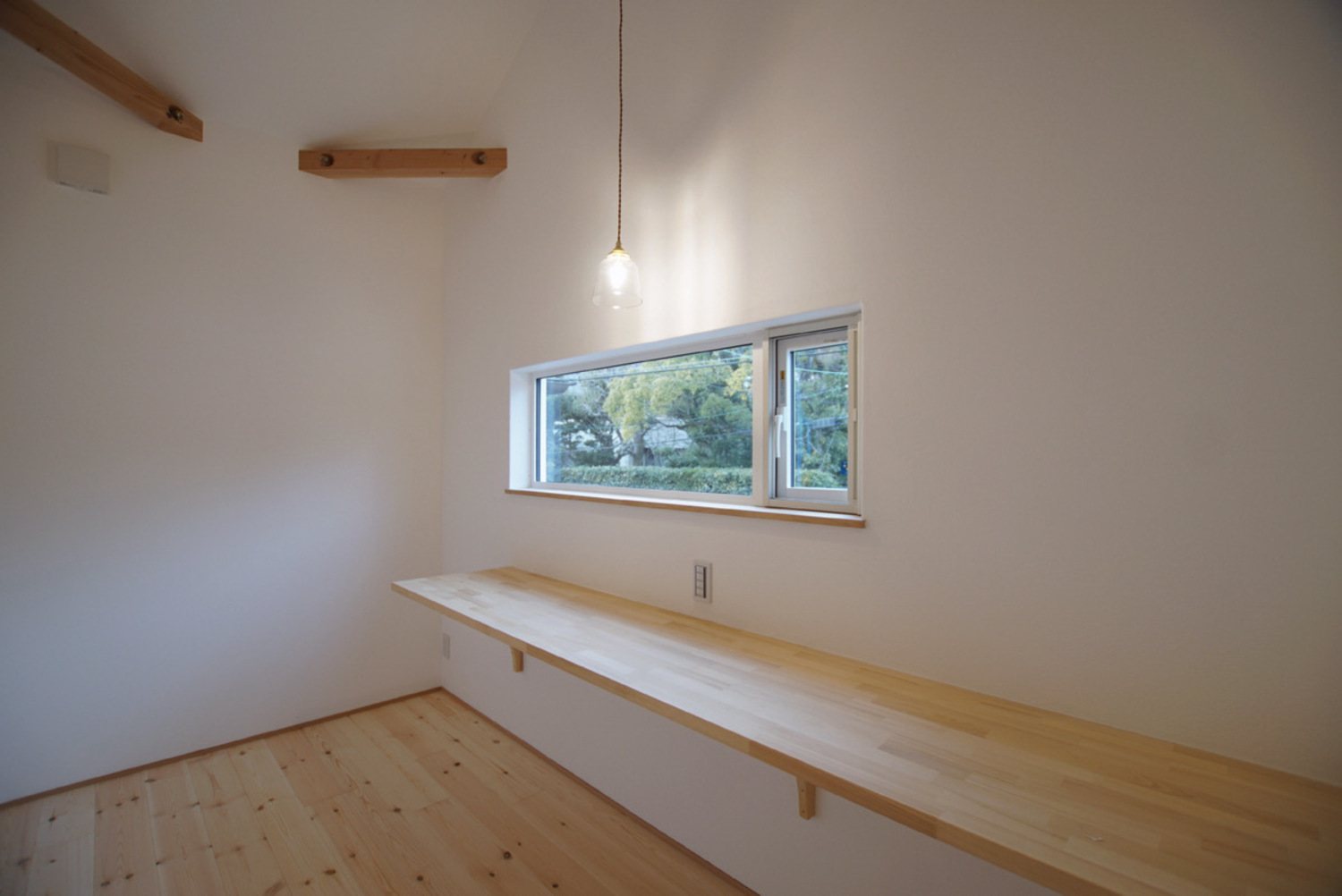 光の移ろいを感じる住まい
